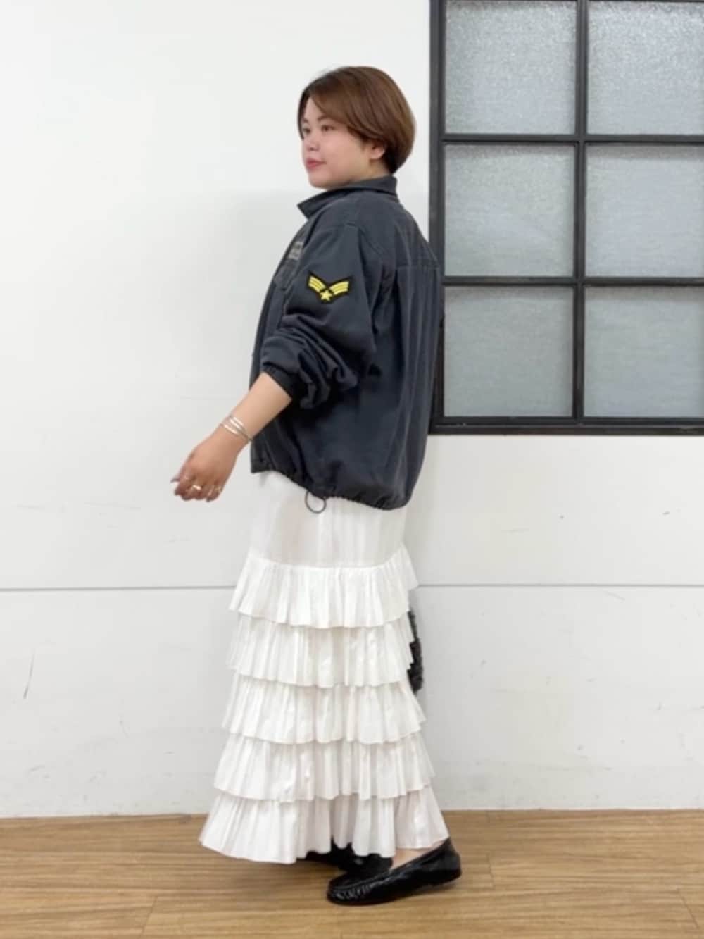 グレー系のシャツ/ブラウス、ホワイト系のTシャツ/カットソー、ホワイト系のスカートを着用したレディースの夏コーディネートの2枚目の写真