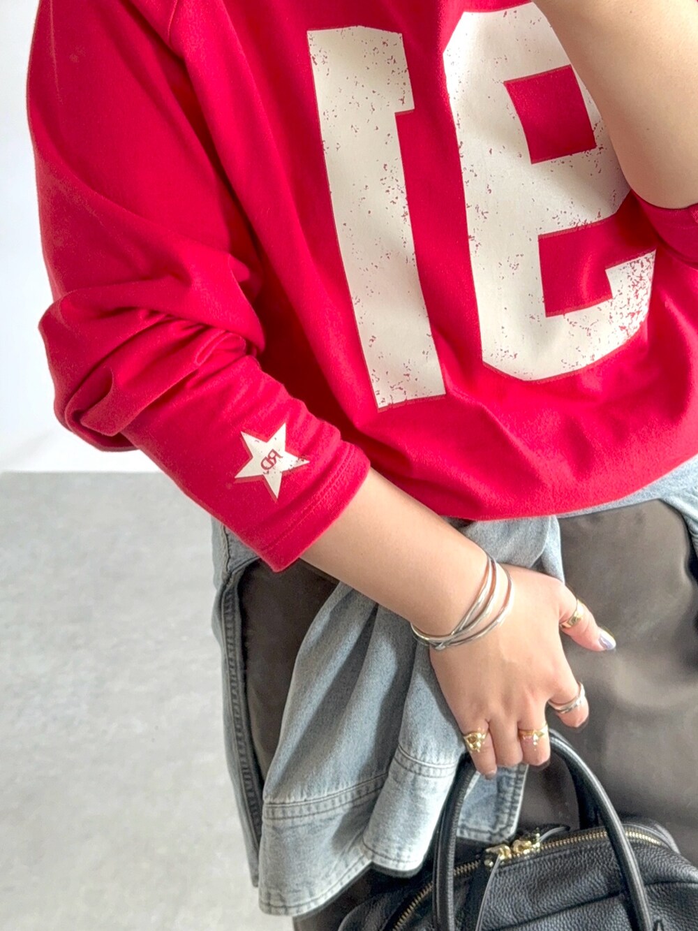 レッド系のTシャツ/カットソー、グレー系のスカート、ブルー系のシャツ/ブラウスを着用したレディースの夏コーディネートの4枚目の写真