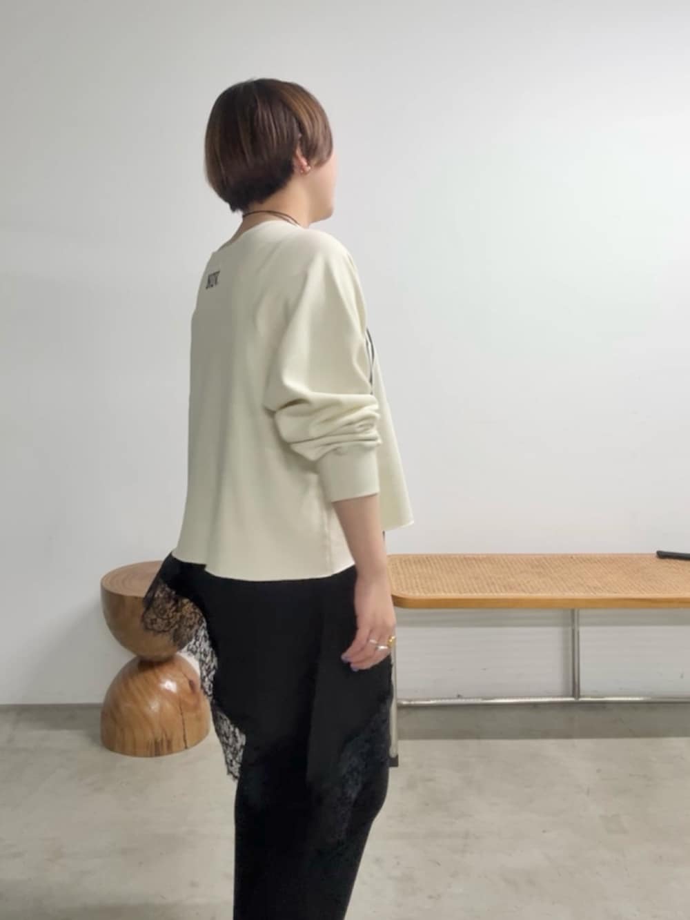 ホワイト系のスウェット、ブラック系のキャミソール、ブラック系のその他パンツを着用したレディースの春コーディネートの5枚目の写真