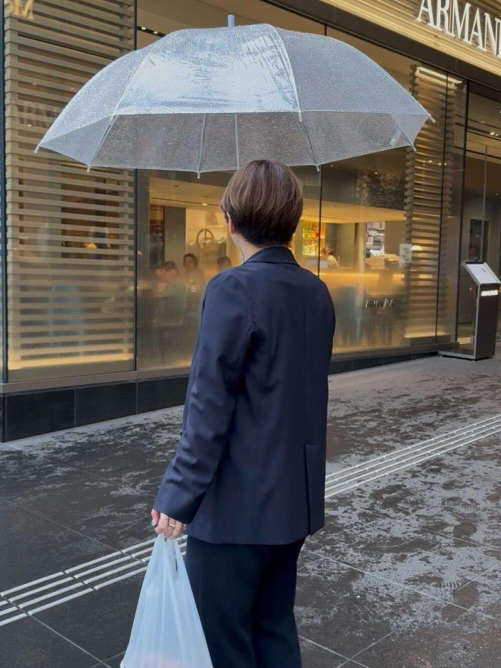 「梅雨コーデ、梅雨、雨の日コーデ、おでかけコーデ、オトナカジュアル、楽チンコーデ、30代コーデ、30代ファッション、アラサー、アラサーコーデ、アラフォー、アラフォーコーデ、ジャケット、ジャケットスタイル、スウェットパンツ」｜「RIVE DROITEの【オンオフ着れる】ライトピークドラペルジャケット（テーラードジャケット、ブルー系）」を使った、asuka.kさん（レディース・161cm）の夏コーディネートの4枚目の写真