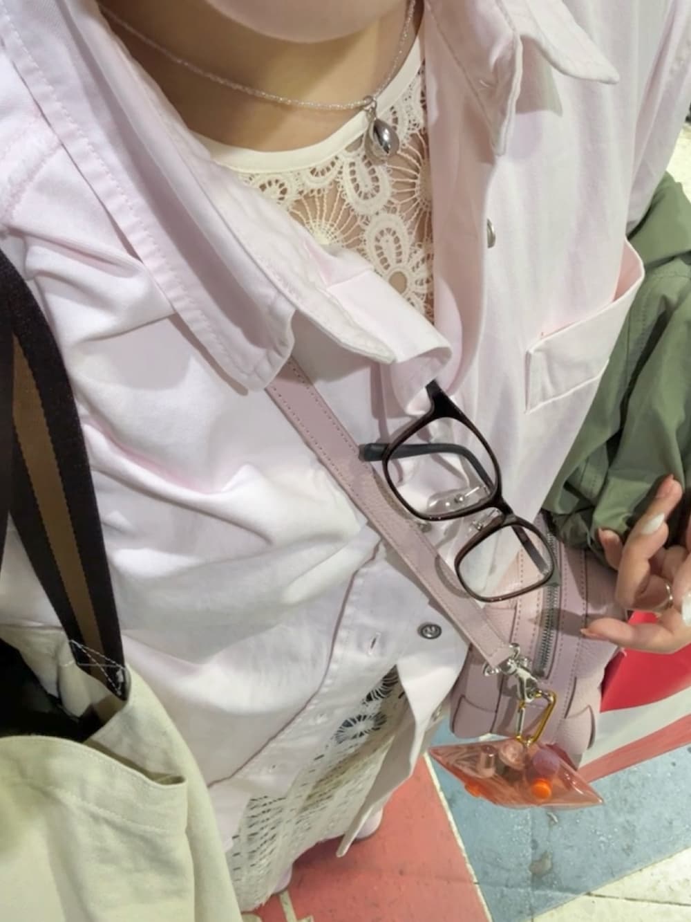 グリーン系のその他アウター、ピンク系のシャツ/ブラウス、ホワイト系のワンピースを着用したレディースの春コーディネートの3枚目の写真