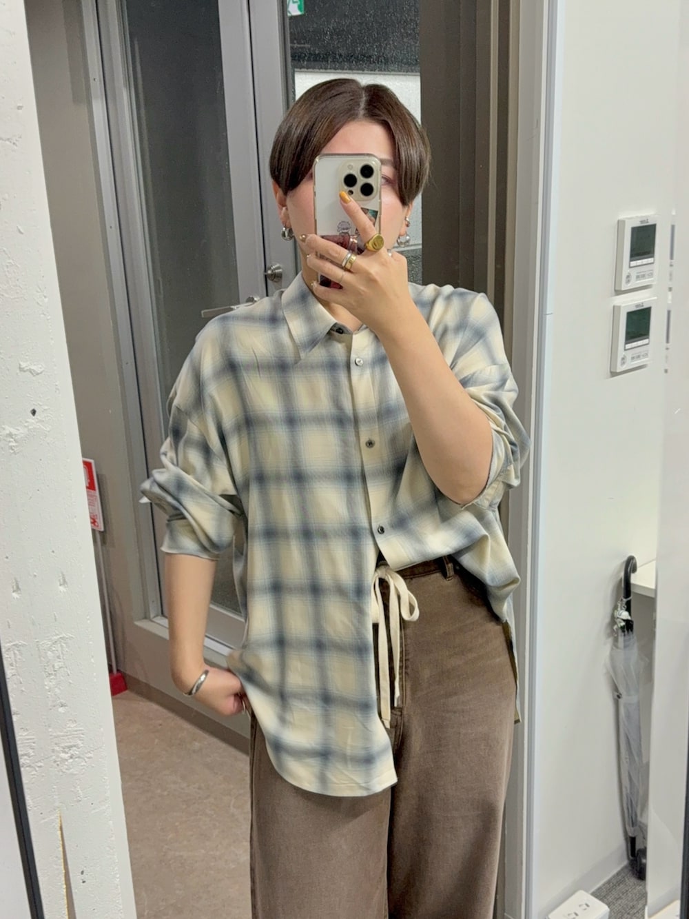 「デニム、30代コーデ、30代ファッション、アラサーコーデ、アラフォー、アラフォーコーデ、カラーパンツ、デニムパンツ、デニムコーデ、シャツ、シャツスタイル、シャツコーデ、チェック、チェックシャツ、パンツスタイル」｜「RIVE DROITEの予約【抜け感◎】オンブレーチェックシャツ（シャツ/ブラウス、ベージュ系）」を使った、asuka.kさん（レディース・161cm）の夏コーディネートの2枚目の写真