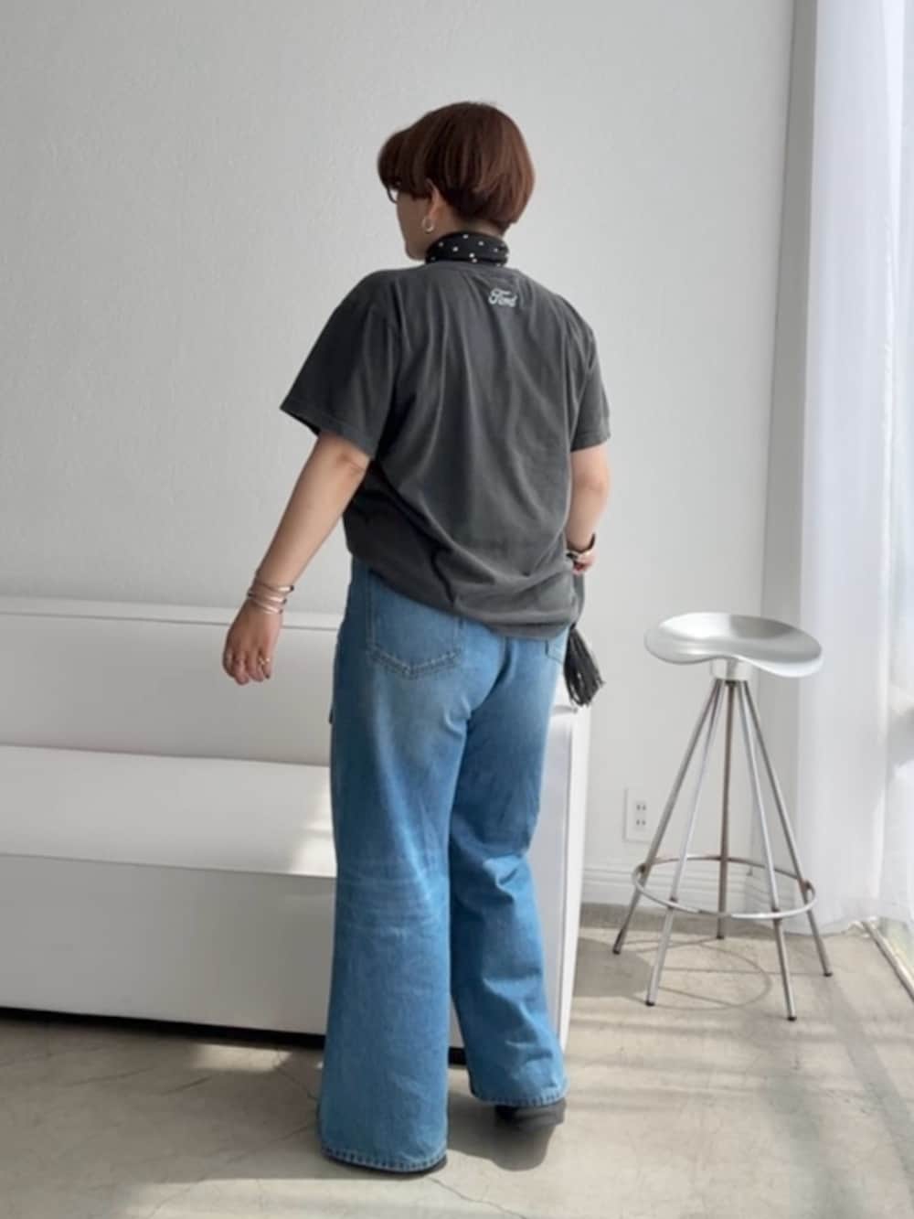 ブルー系のデニムパンツ、ブラック系のベルト、ブラック系のバンダナ/スカーフを着用したレディースの夏コーディネートの2枚目の写真