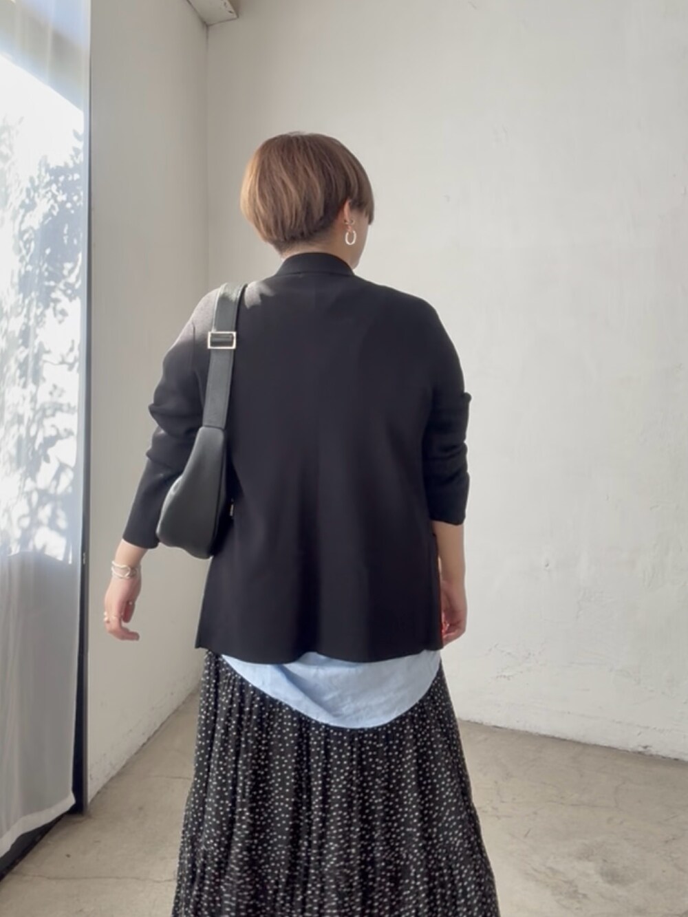 ブルー系のシャツ/ブラウス、ブラック系のスカート、ブルー系のテーラードジャケットを着用したレディースの夏コーディネートの6枚目の写真