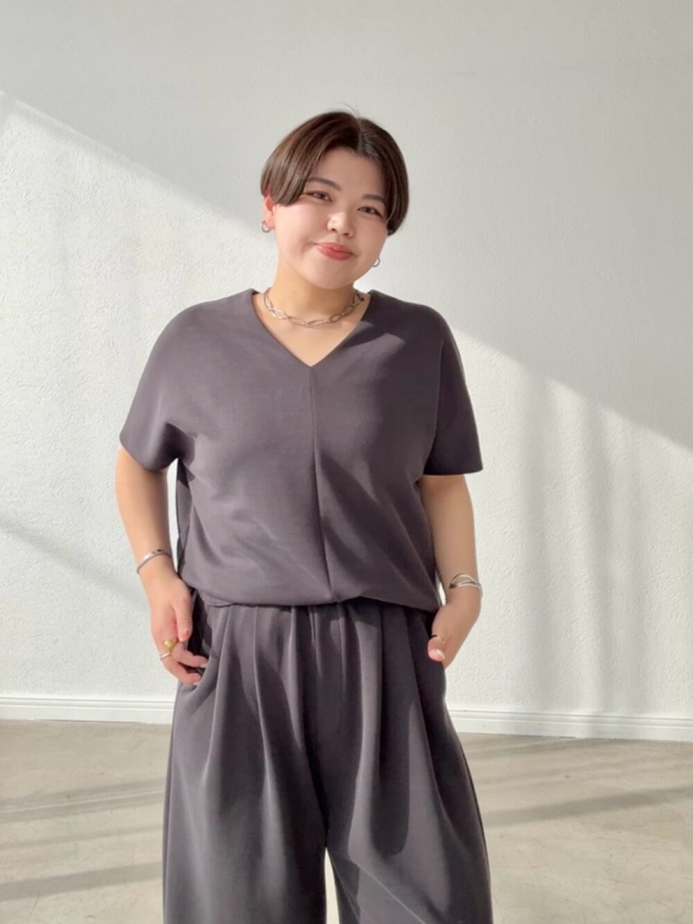 グレー系のTシャツ/カットソー、グレー系のその他パンツを着用したレディースの春コーディネートの3枚目の写真