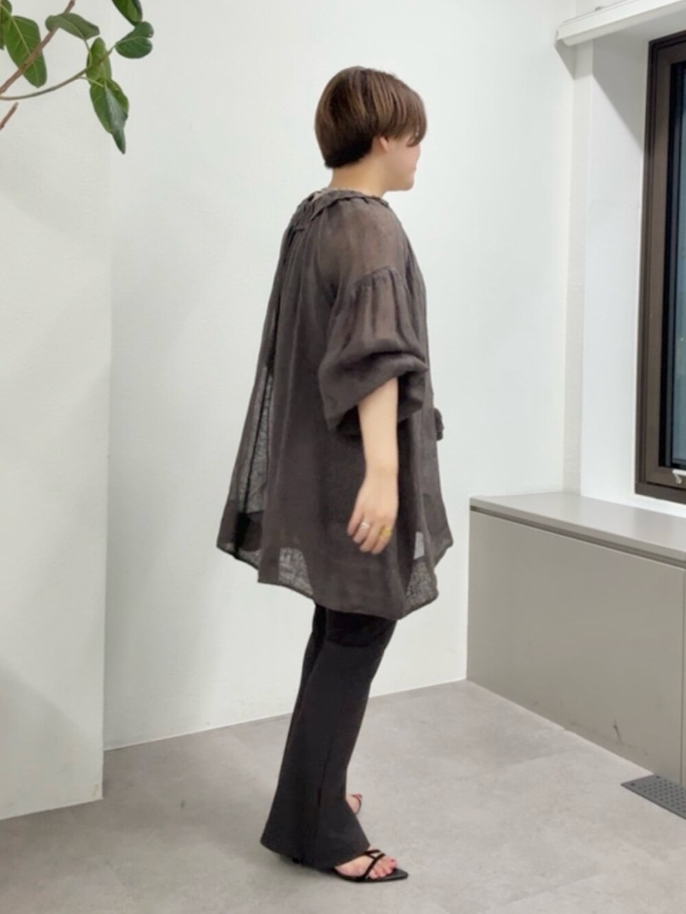 ブラウン系のその他パンツ、ブラウン系のシャツ/ブラウス、ベージュ系のショルダーバッグを着用したレディースの夏コーディネートの2枚目の写真