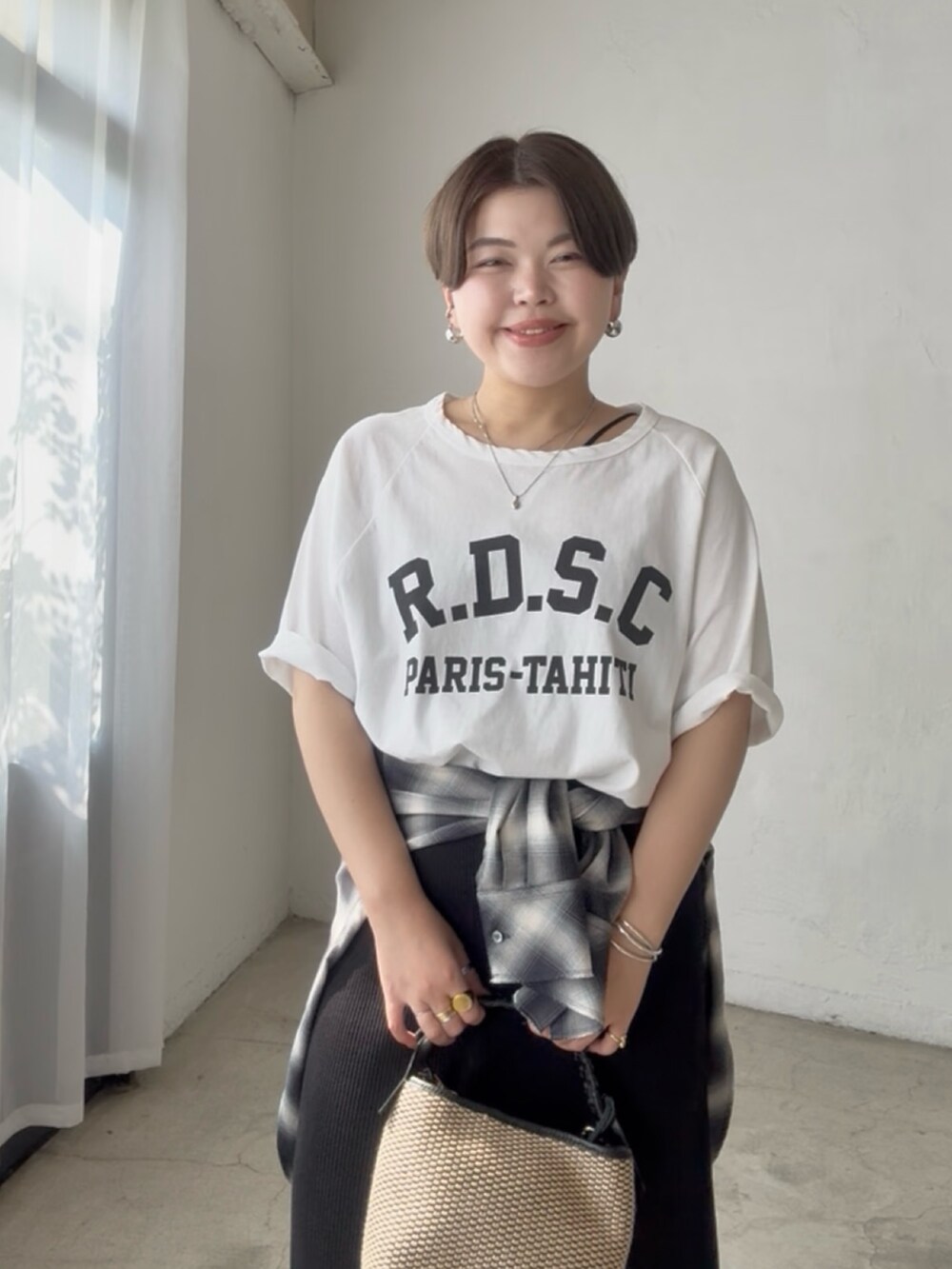 ホワイト系のTシャツ/カットソー、ブラック系のシャツ/ブラウス、ブラック系のスカートを着用したレディースの夏コーディネートの4枚目の写真