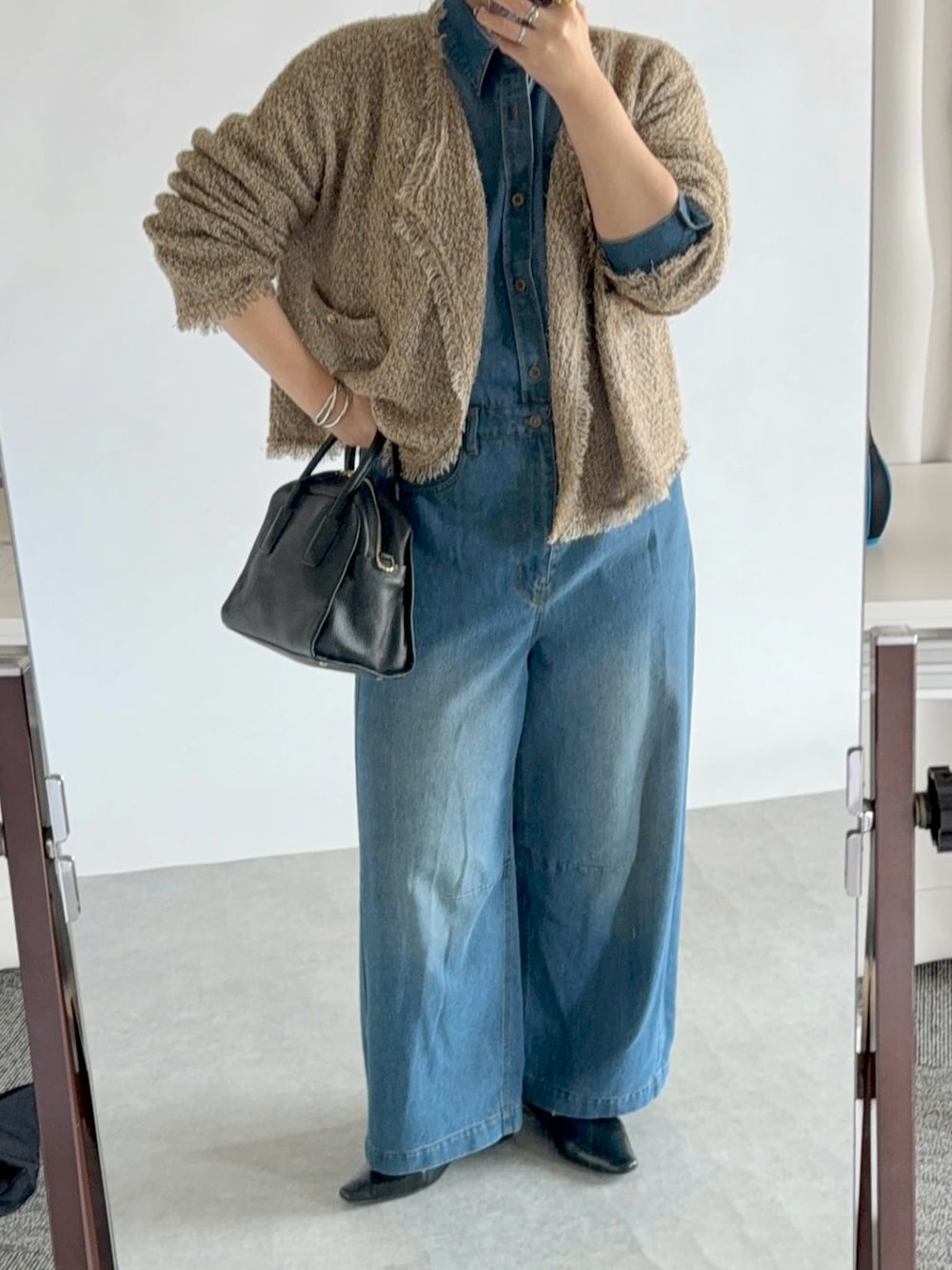 ベージュ系のカーディガン/ボレロ、ブルー系のつなぎ/オールインワンを着用したレディースの夏コーディネートの3枚目の写真