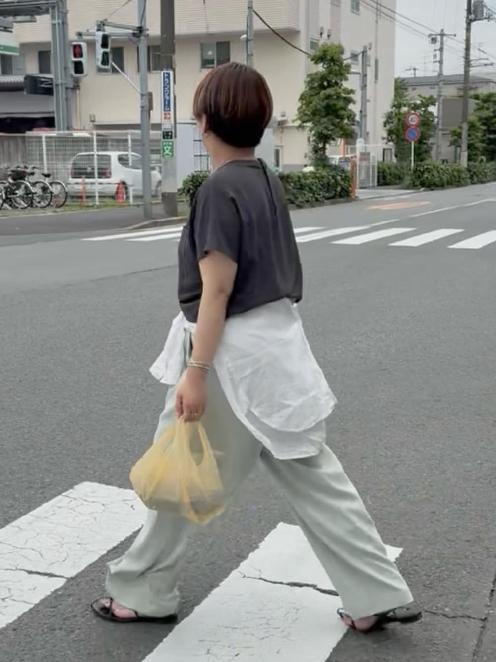 「夏、夏コーデ、ブラウス、ブラウスコーデ、シャツ、シャツスタイル、シャツコーデ、パンツ、パンツスタイル、パンツコーデ、30代コーデ、30代、30代ファッション、アラサー、アラサーコーデ」｜「RIVE DROITEのテレコ切替ジョーゼットブラウス（シャツ/ブラウス、グレー系）」を使った、asuka.kさん（レディース・161cm）の夏コーディネートの2枚目の写真