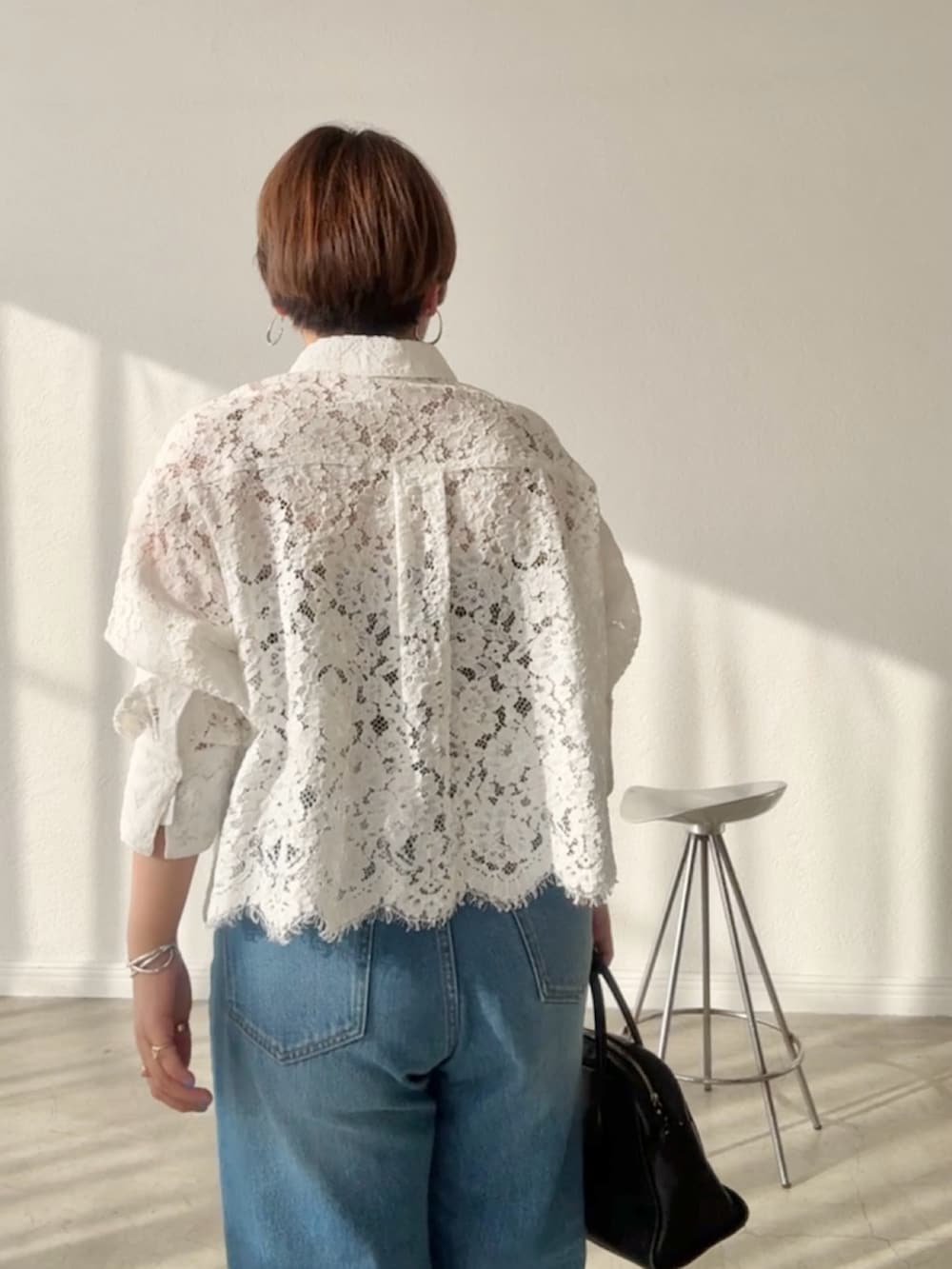 ホワイト系のシャツ/ブラウス、ブルー系のデニムパンツを着用したレディースの春コーディネートの4枚目の写真