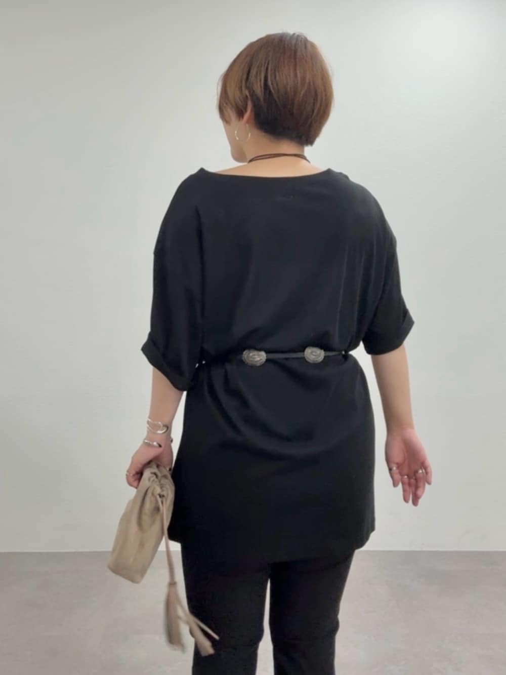 ブラック系のTシャツ/カットソー、ベージュ系のショルダーバッグ、ブラック系のその他パンツを着用したレディースの夏コーディネートの6枚目の写真
