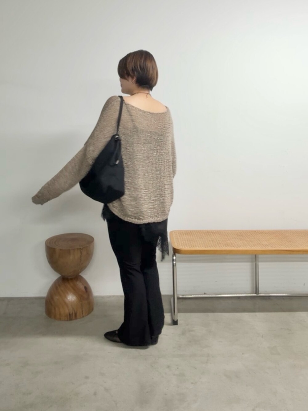 ブラウン系のニット/セーター、ブラック系のキャミソール、ブラック系のその他パンツを着用したレディースの春コーディネートの3枚目の写真