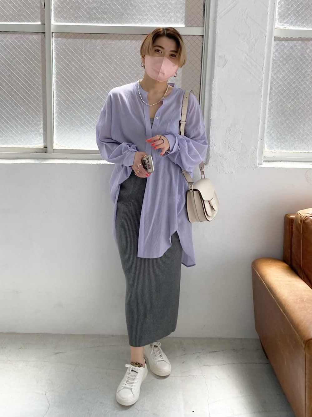 パープル系のニット/セーター、パープル系のシャツ/ブラウス、グレー系のスカートを着用したレディースの秋コーディネートの3枚目の写真