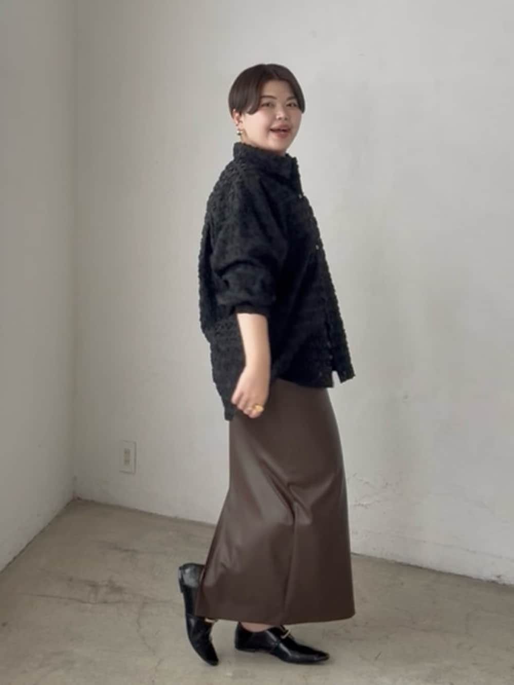 「シャツ、シャツスタイル、シャツコーデ、スカート、スカートスタイル、スカートコーデ、レザースカート、30代コーデ、30代ファッション、30代、アラサー、アラサーコーデ、アラフォー、アラフォーコーデ、きれいめカジュアル」｜「RIVE DROITEの予約【着映え◎】カットジャカードシャツ（シャツ/ブラウス、ブラック系）」を使った、asuka.kさん（レディース・161cm）の夏コーディネートの3枚目の写真