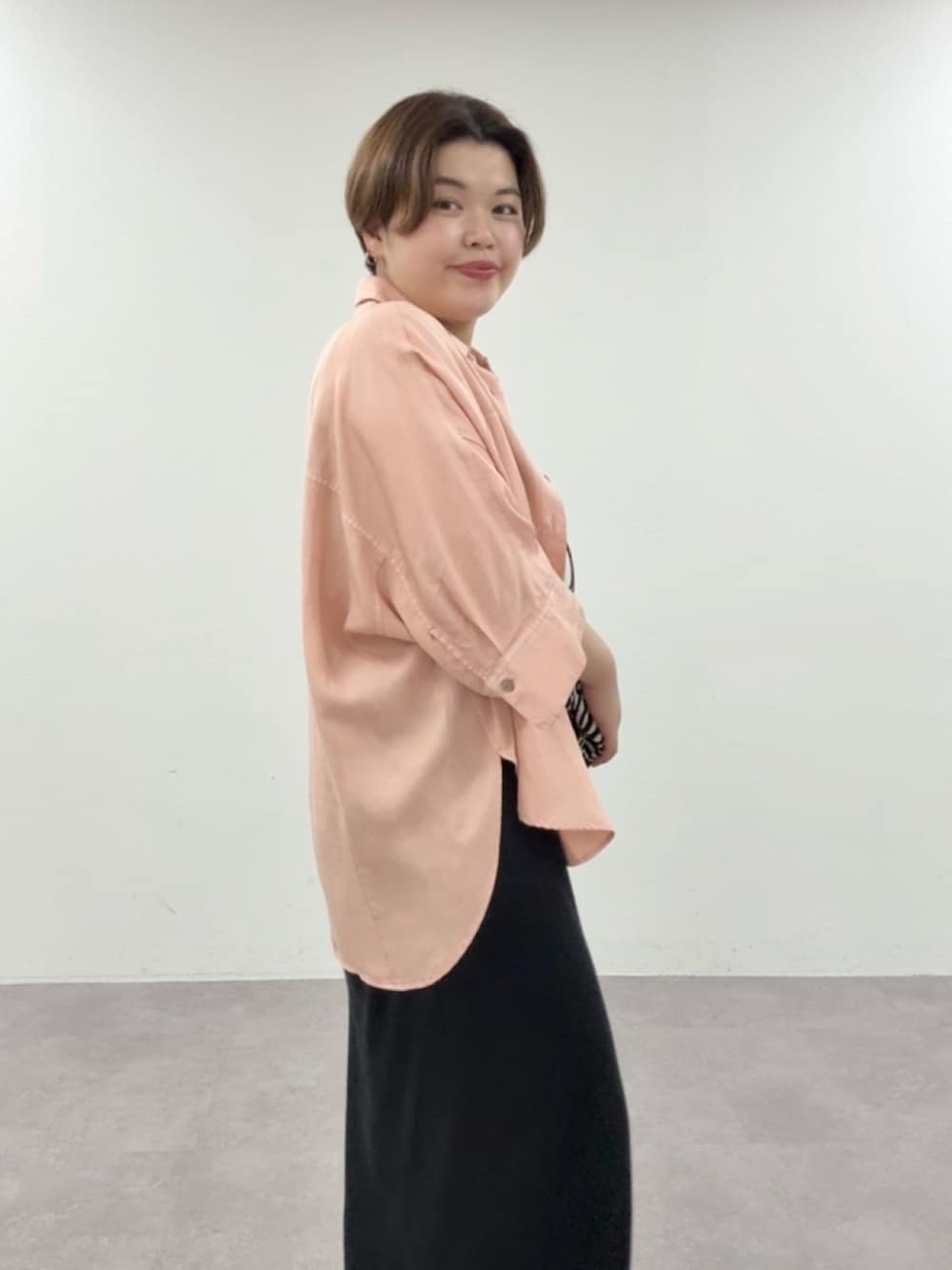 ピンク系のシャツ/ブラウス、ブラック系のワンピース、ブラック系のトートバッグを着用したレディースの夏コーディネートの4枚目の写真