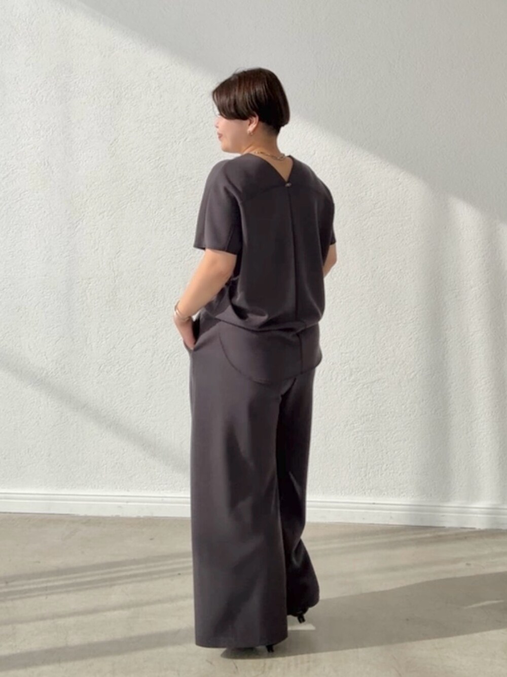 グレー系のTシャツ/カットソー、グレー系のその他パンツを着用したレディースの春コーディネートの2枚目の写真