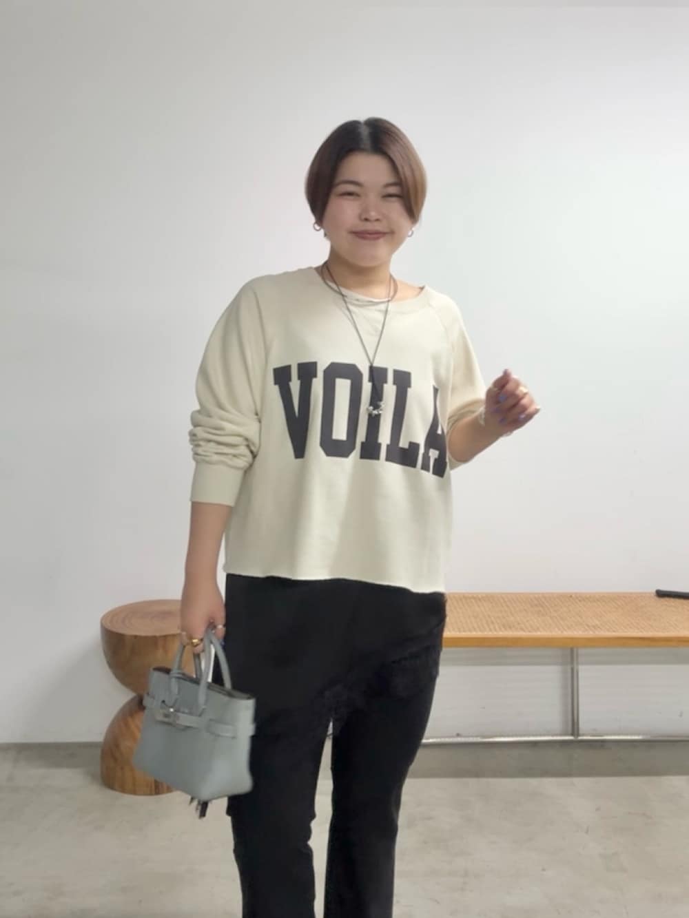 ホワイト系のスウェット、ブラック系のキャミソール、ブラック系のその他パンツを着用したレディースの春コーディネートの4枚目の写真