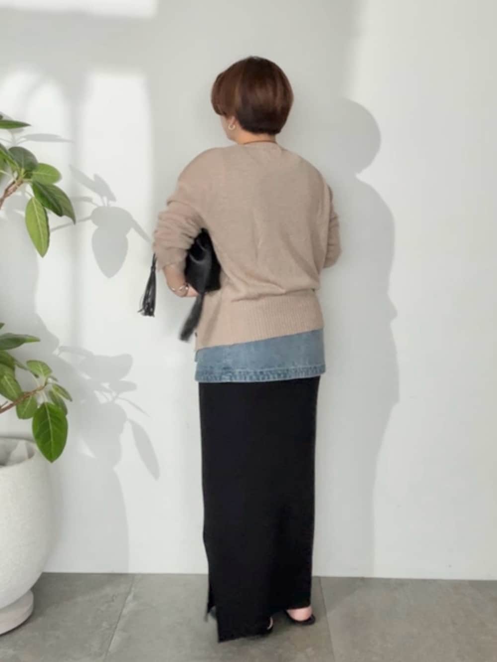 ブラック系のカーディガン/ボレロ、ブルー系のデニムスカート、ブラック系のワンピースを着用したレディースの夏コーディネートの3枚目の写真
