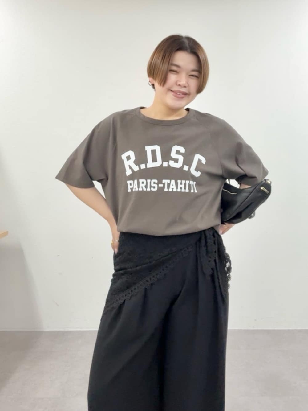 ブラウン系のTシャツ/カットソー、ブラック系のスラックス、ブラック系のストール/ショールを着用したレディースの春コーディネートの4枚目の写真