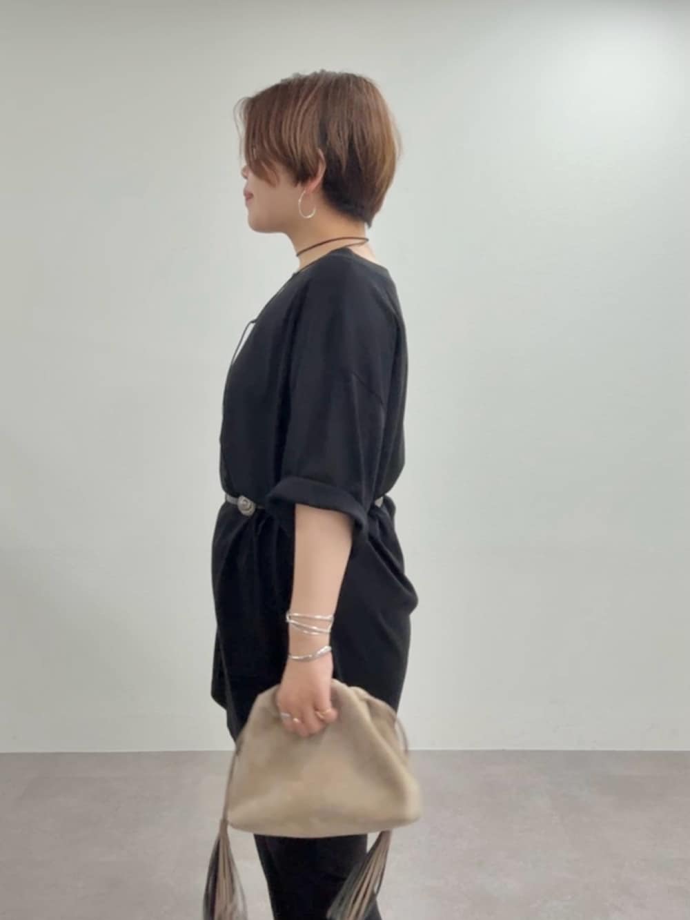 ブラック系のTシャツ/カットソー、ベージュ系のショルダーバッグ、ブラック系のその他パンツを着用したレディースの夏コーディネートの5枚目の写真