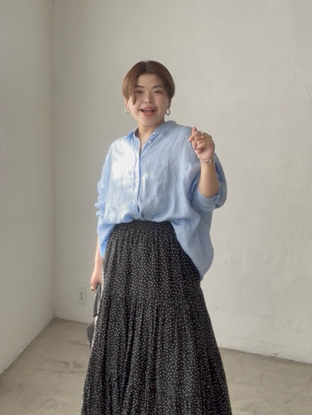 ブルー系のシャツ/ブラウス、ブラック系のスカートを着用したレディースの夏コーディネートの3枚目の写真