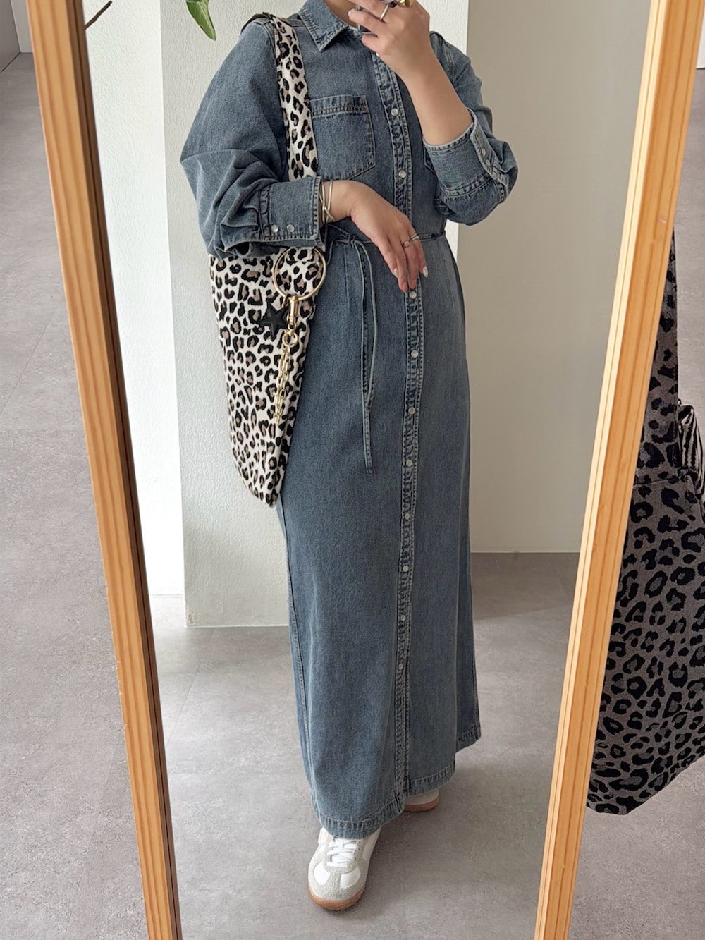 ブルー系のワンピースを着用したレディースの春コーディネートの3枚目の写真