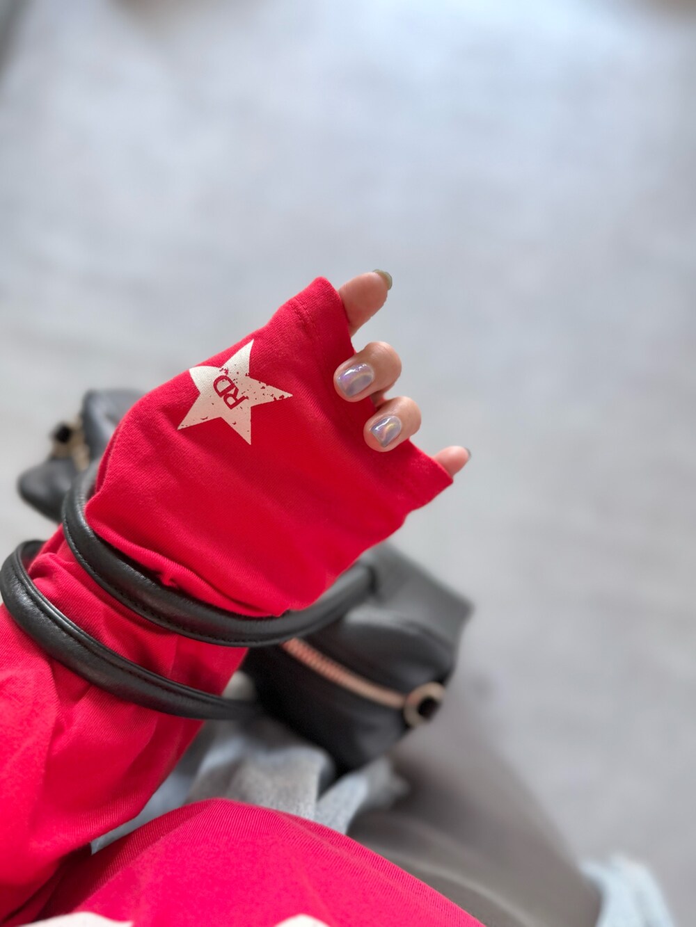 レッド系のTシャツ/カットソー、グレー系のスカート、ブルー系のシャツ/ブラウスを着用したレディースの夏コーディネートの5枚目の写真