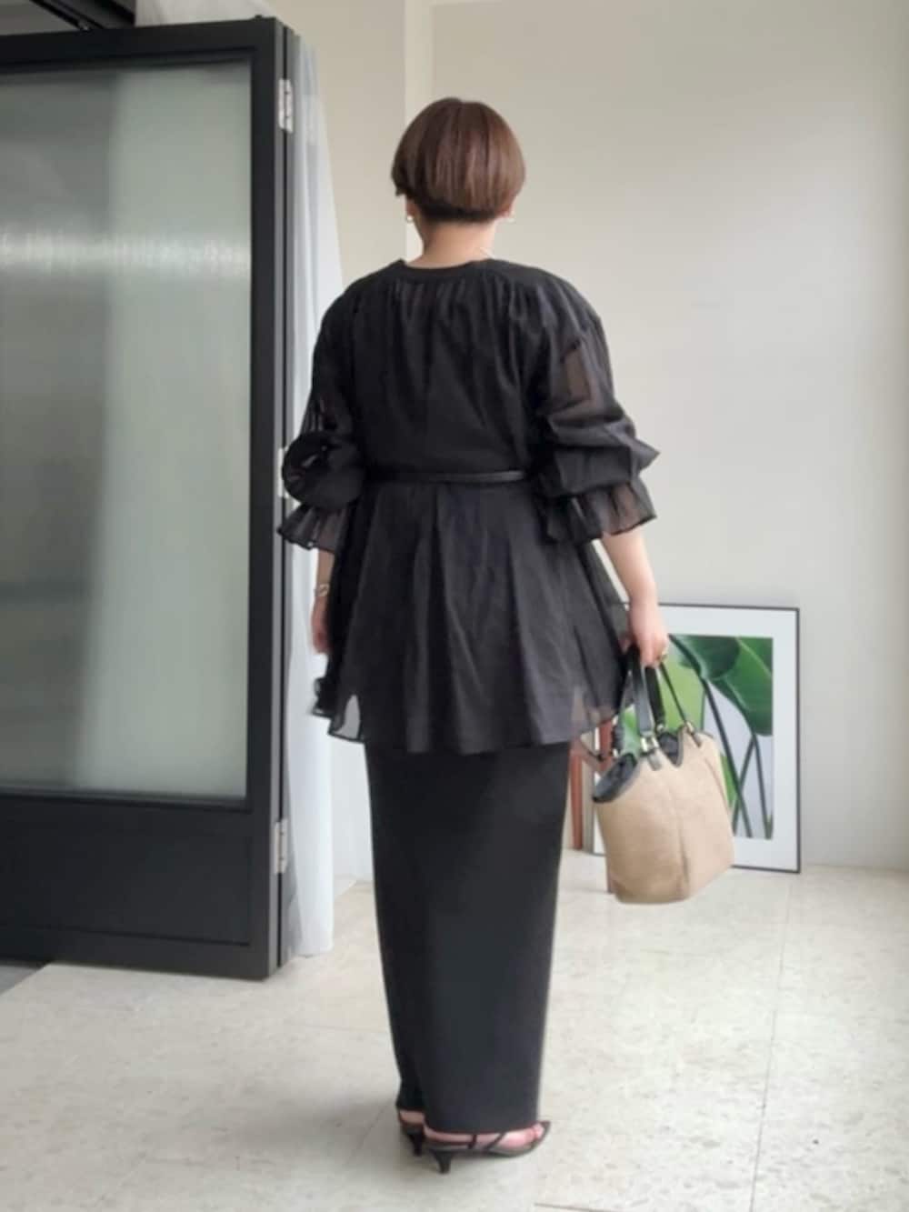 ブラック系のシャツ/ブラウス、ブラック系のワンピース、ブラック系のベルトを着用したレディースの春コーディネートの3枚目の写真