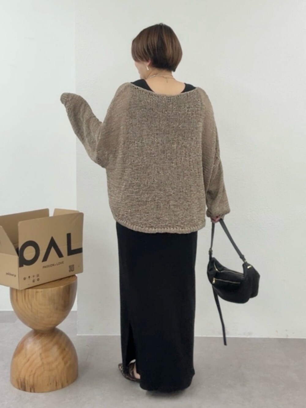 ブラウン系のニット/セーター、ブラック系のワンピースを着用したレディースの冬コーディネートの3枚目の写真