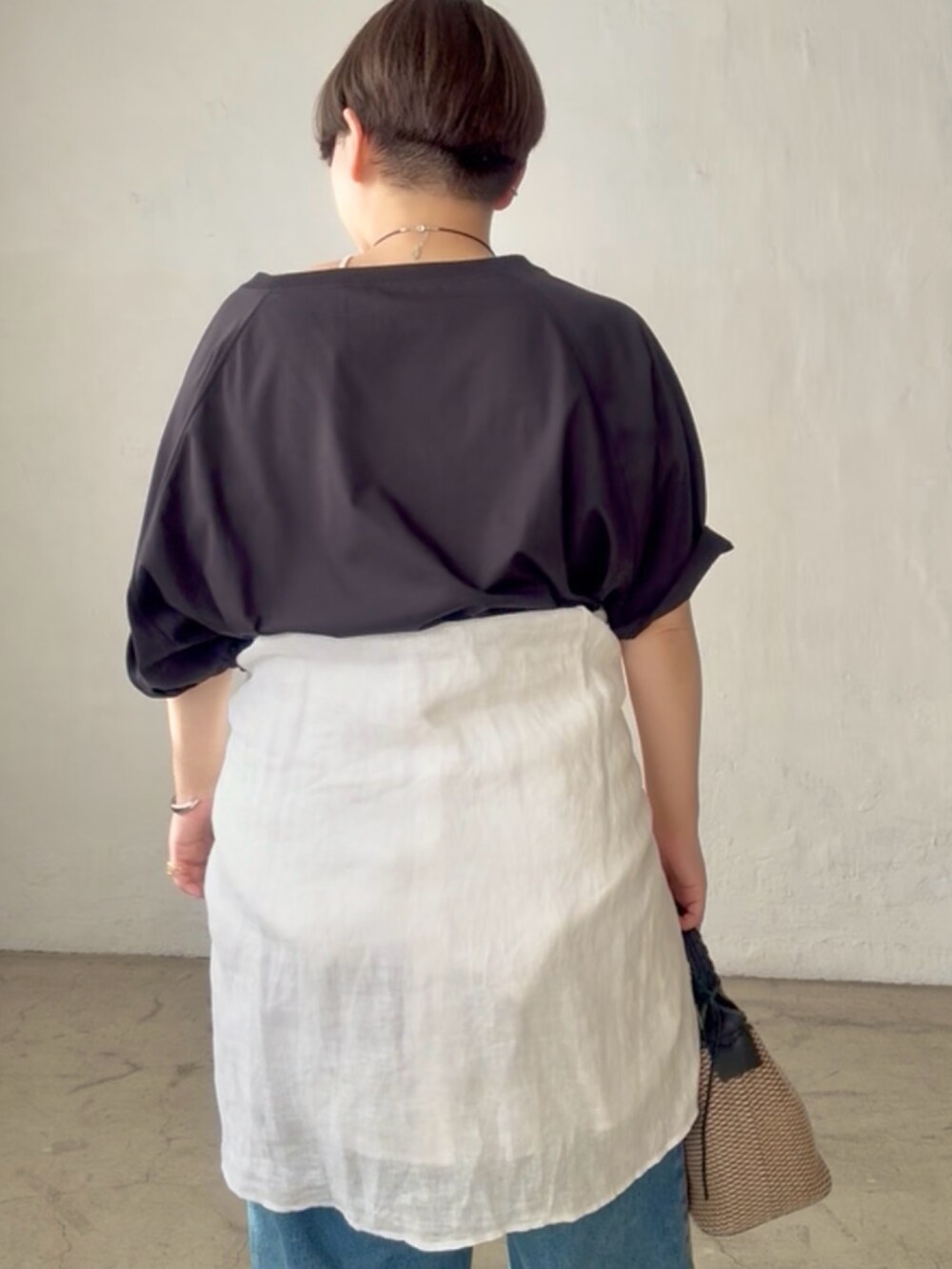ブラック系のTシャツ/カットソー、ブルー系のデニムパンツ、ホワイト系のシャツ/ブラウスを着用したレディースの春コーディネートの5枚目の写真