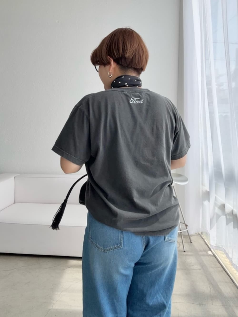 ブルー系のデニムパンツ、ブラック系のベルト、ブラック系のバンダナ/スカーフを着用したレディースの夏コーディネートの5枚目の写真