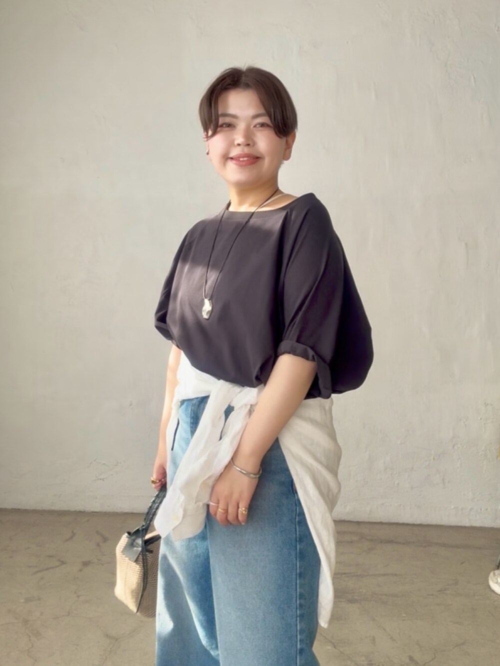 ブラック系のTシャツ/カットソー、ブルー系のデニムパンツ、ホワイト系のシャツ/ブラウスを着用したレディースの春コーディネートの4枚目の写真