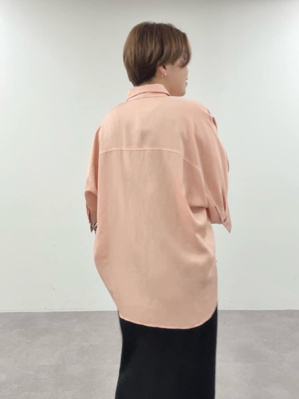 ピンク系のシャツ/ブラウス、ブラック系のワンピース、ブラック系のトートバッグを着用したレディースの夏コーディネートの5枚目の写真