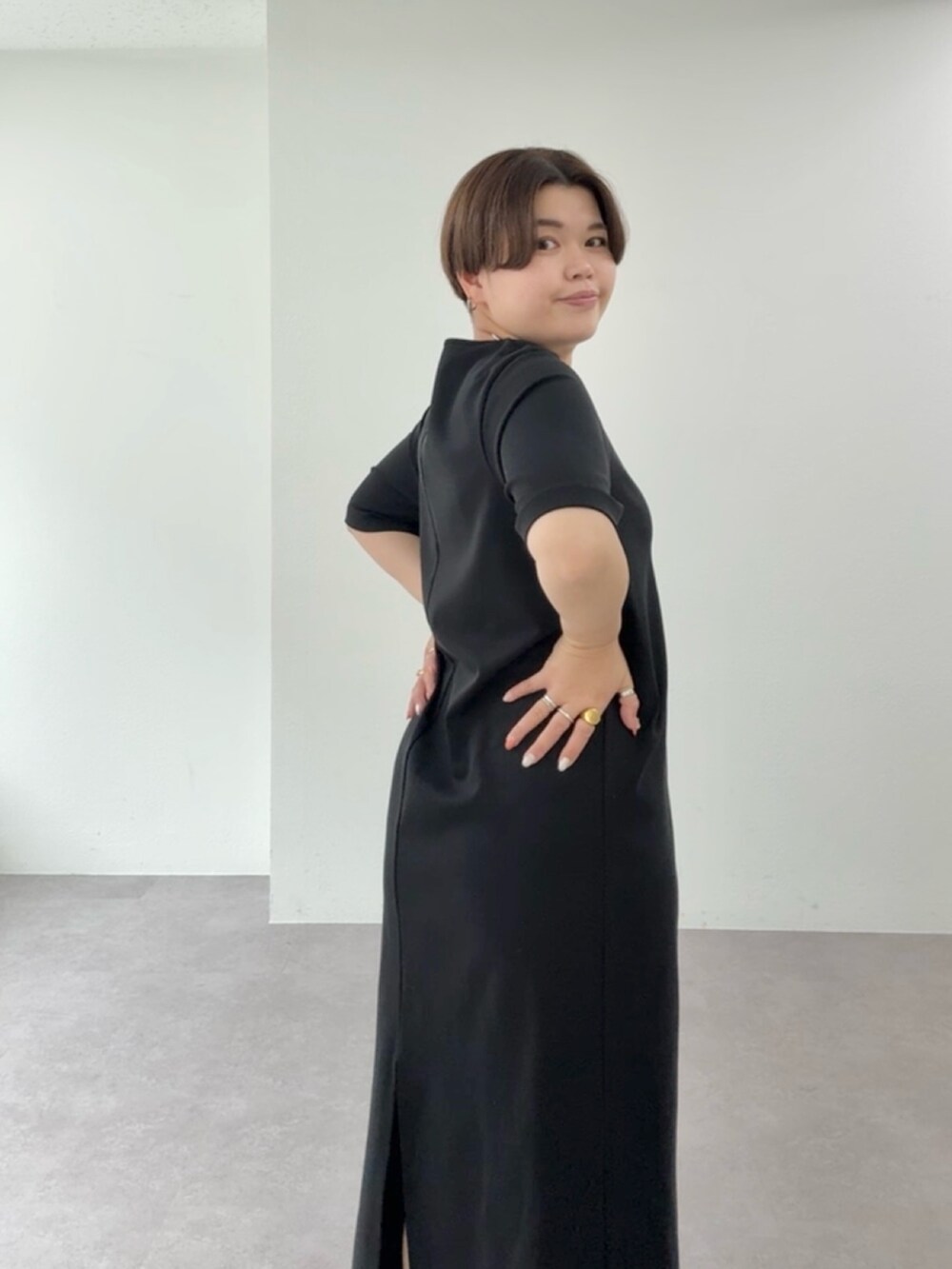 ブラック系のワンピースを着用したレディースの春コーディネートの6枚目の写真