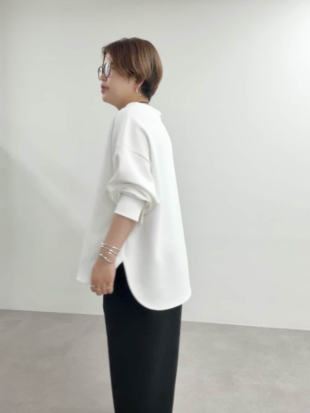 ホワイト系のTシャツ/カットソー、ブラック系のその他パンツを着用したレディースの夏コーディネートの5枚目の写真