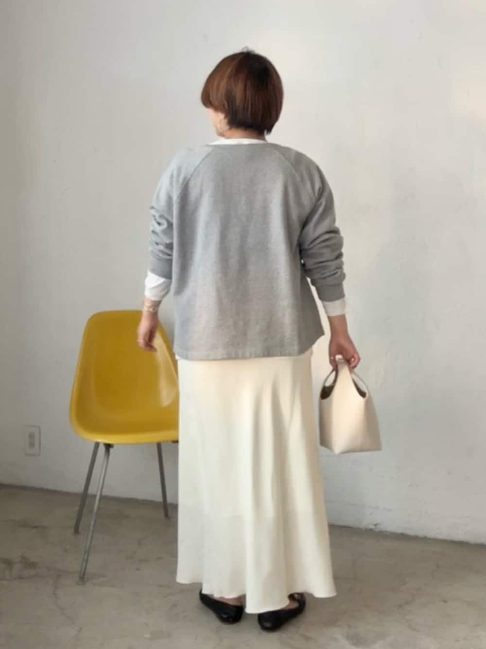 グレー系のスウェット、ホワイト系のTシャツ/カットソー、ホワイト系のスカートを着用したレディースの冬コーディネートの3枚目の写真