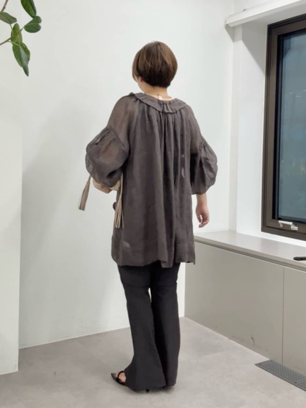 ブラウン系のその他パンツ、ブラウン系のシャツ/ブラウス、ベージュ系のショルダーバッグを着用したレディースの夏コーディネートの3枚目の写真