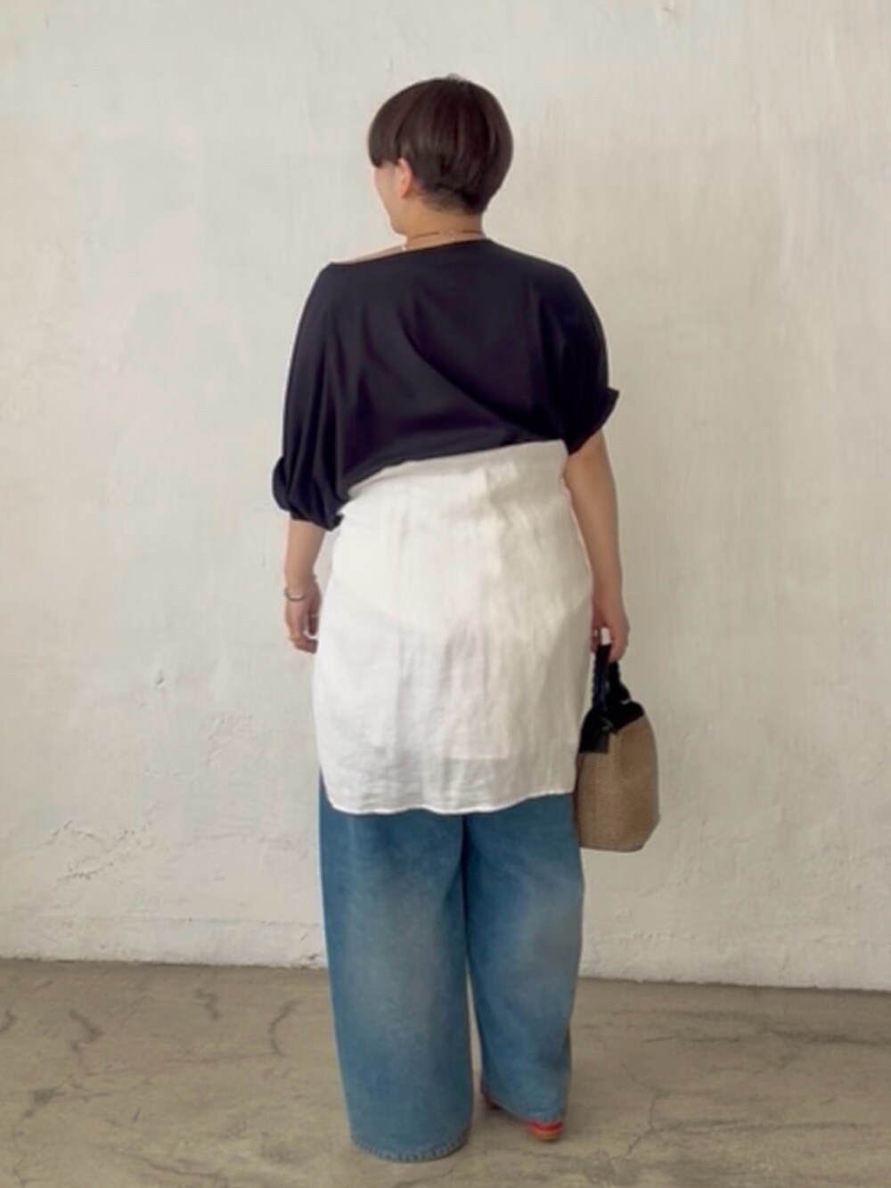 ブラック系のTシャツ/カットソー、ブルー系のデニムパンツ、ホワイト系のシャツ/ブラウスを着用したレディースの春コーディネートの2枚目の写真