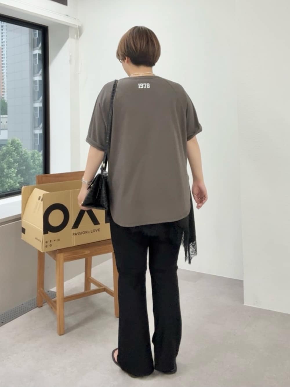 ブラウン系のTシャツ/カットソー、ブラック系のキャミソール、ブラック系のその他パンツを着用したレディースの夏コーディネートの3枚目の写真