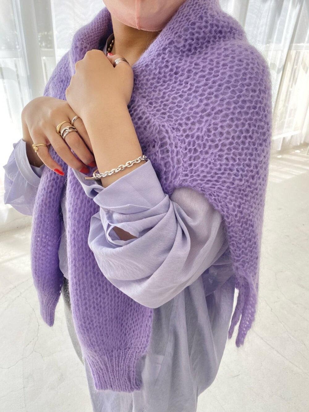 パープル系のニット/セーター、パープル系のシャツ/ブラウス、グレー系のスカートを着用したレディースの秋コーディネートの2枚目の写真