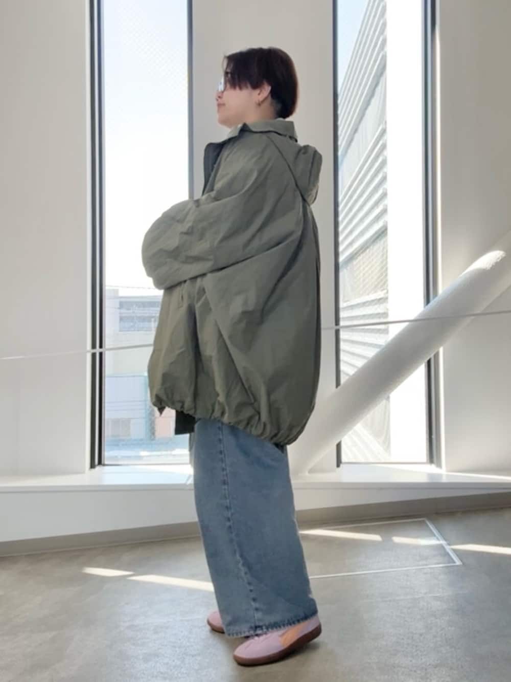 グリーン系のその他アウター、ブルー系のシャツ/ブラウス、ブルー系のデニムパンツを着用したレディースの春コーディネートの2枚目の写真