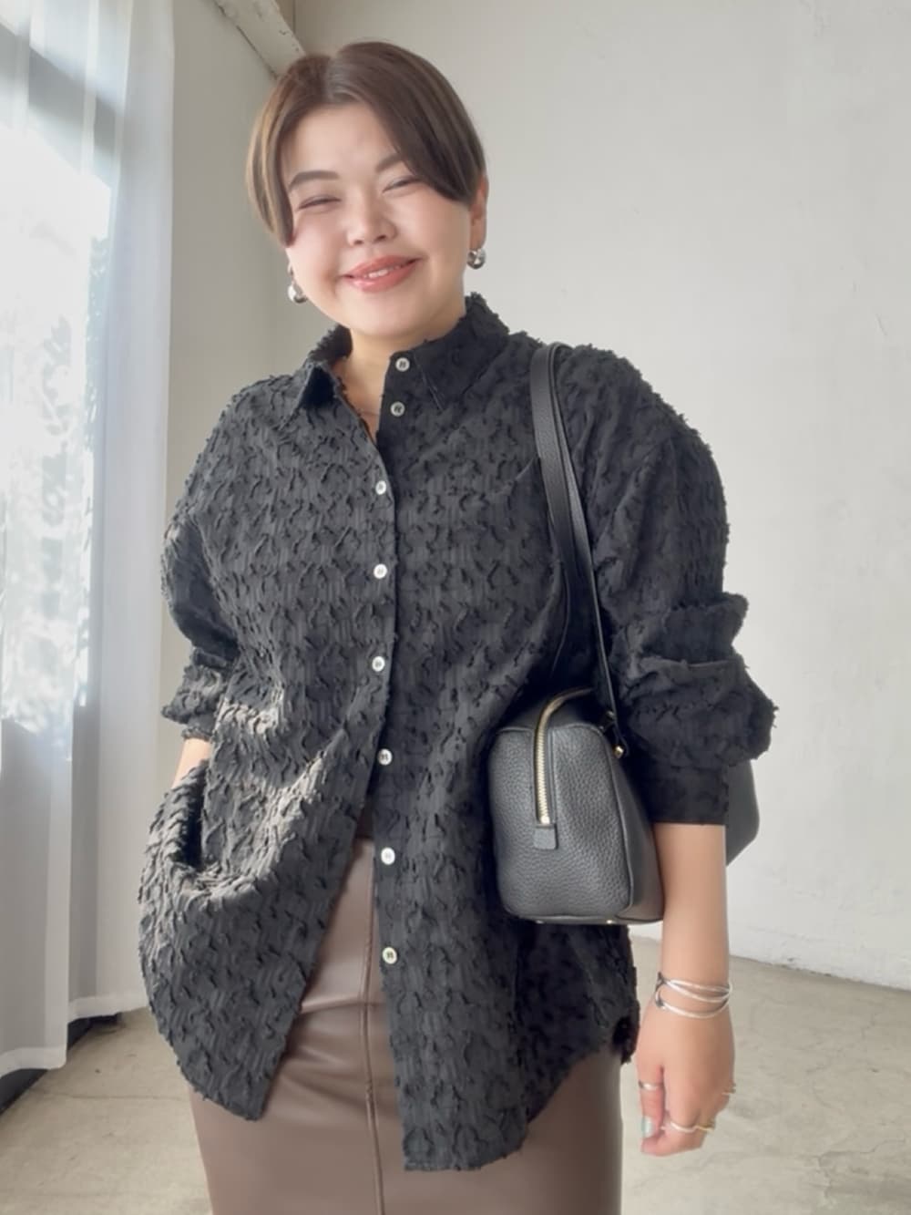 「シャツ、シャツスタイル、シャツコーデ、スカート、スカートスタイル、スカートコーデ、レザースカート、30代コーデ、30代ファッション、30代、アラサー、アラサーコーデ、アラフォー、アラフォーコーデ、きれいめカジュアル」｜「RIVE DROITEの予約【着映え◎】カットジャカードシャツ（シャツ/ブラウス、ブラック系）」を使った、asuka.kさん（レディース・161cm）の夏コーディネートの5枚目の写真