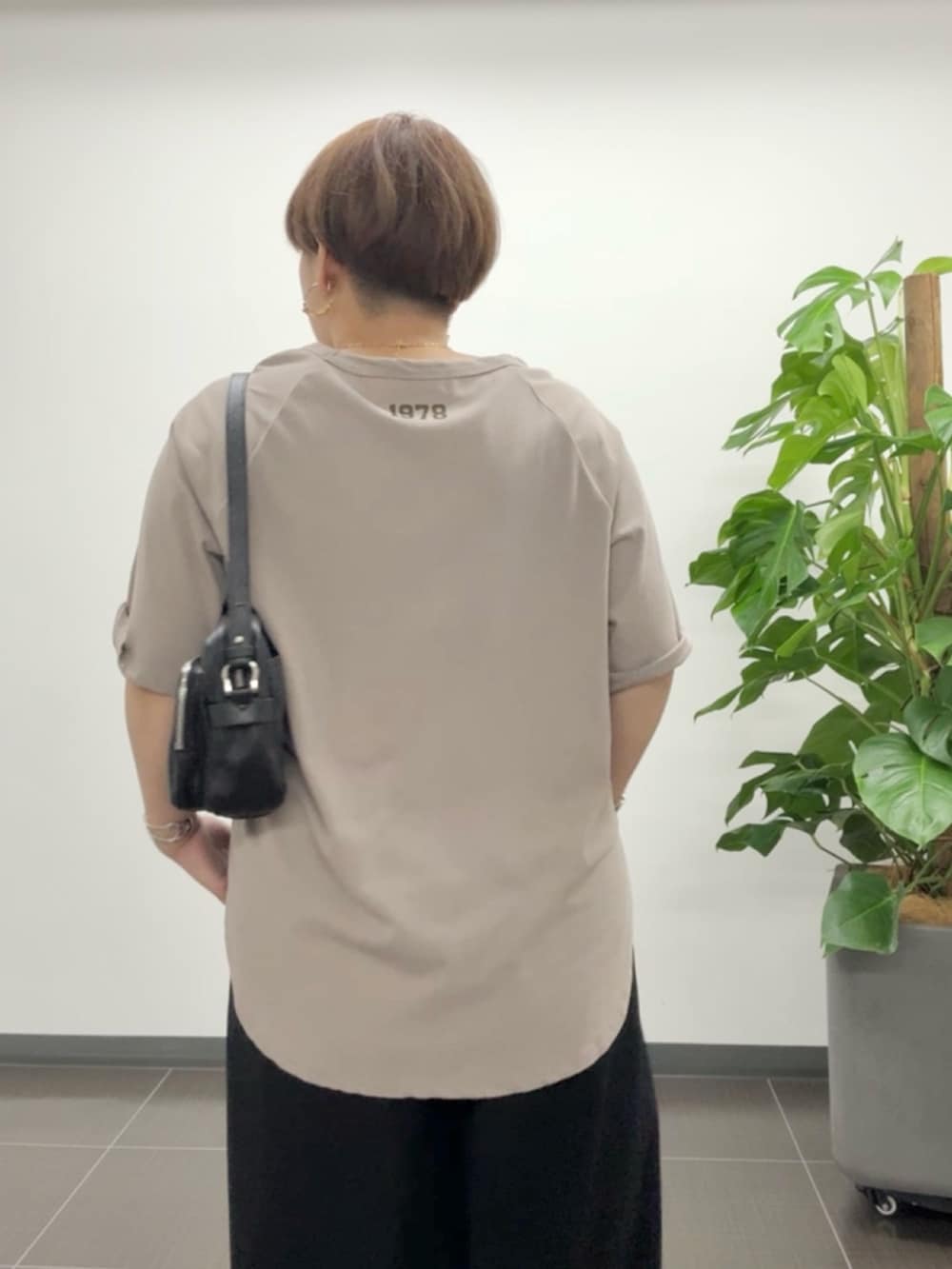 ブラウン系のTシャツ/カットソー、ブラック系のスラックスを着用したレディースの夏コーディネートの6枚目の写真