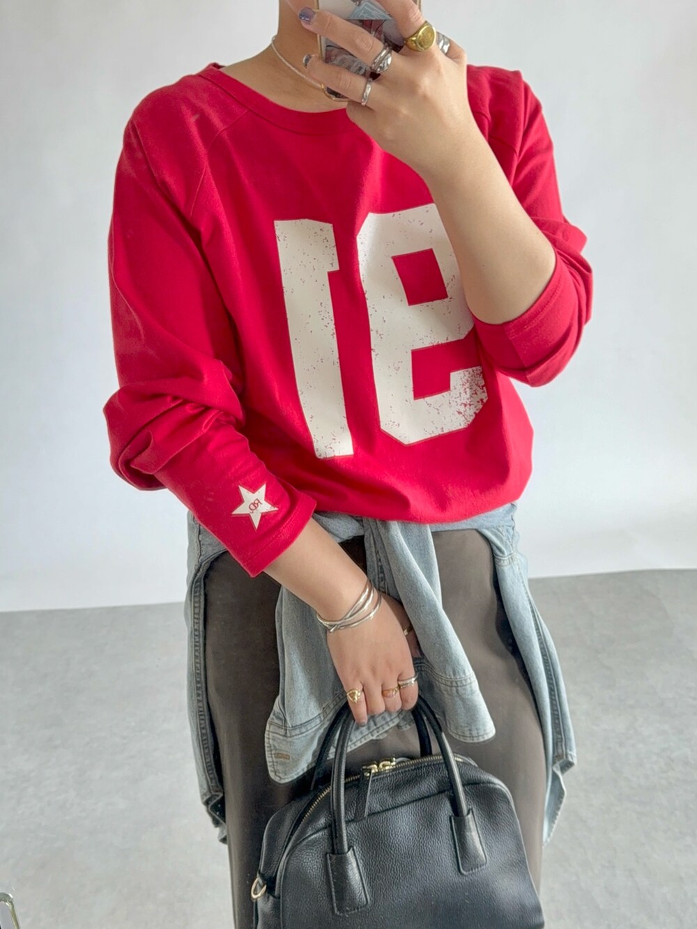 レッド系のTシャツ/カットソー、グレー系のスカート、ブルー系のシャツ/ブラウスを着用したレディースの夏コーディネートの3枚目の写真