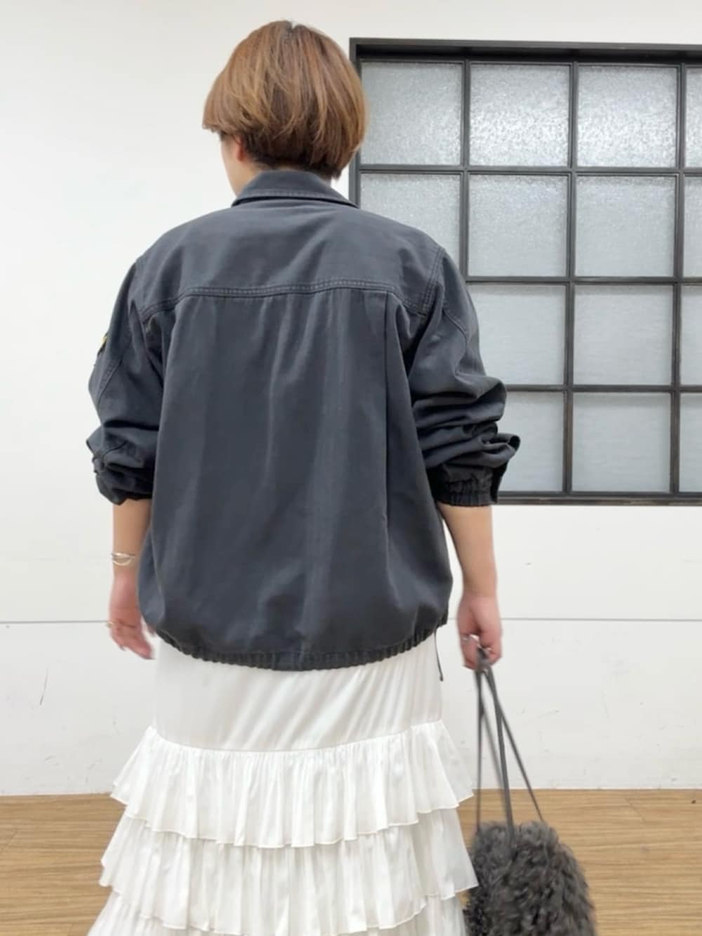 グレー系のシャツ/ブラウス、ホワイト系のTシャツ/カットソー、ホワイト系のスカートを着用したレディースの夏コーディネートの6枚目の写真