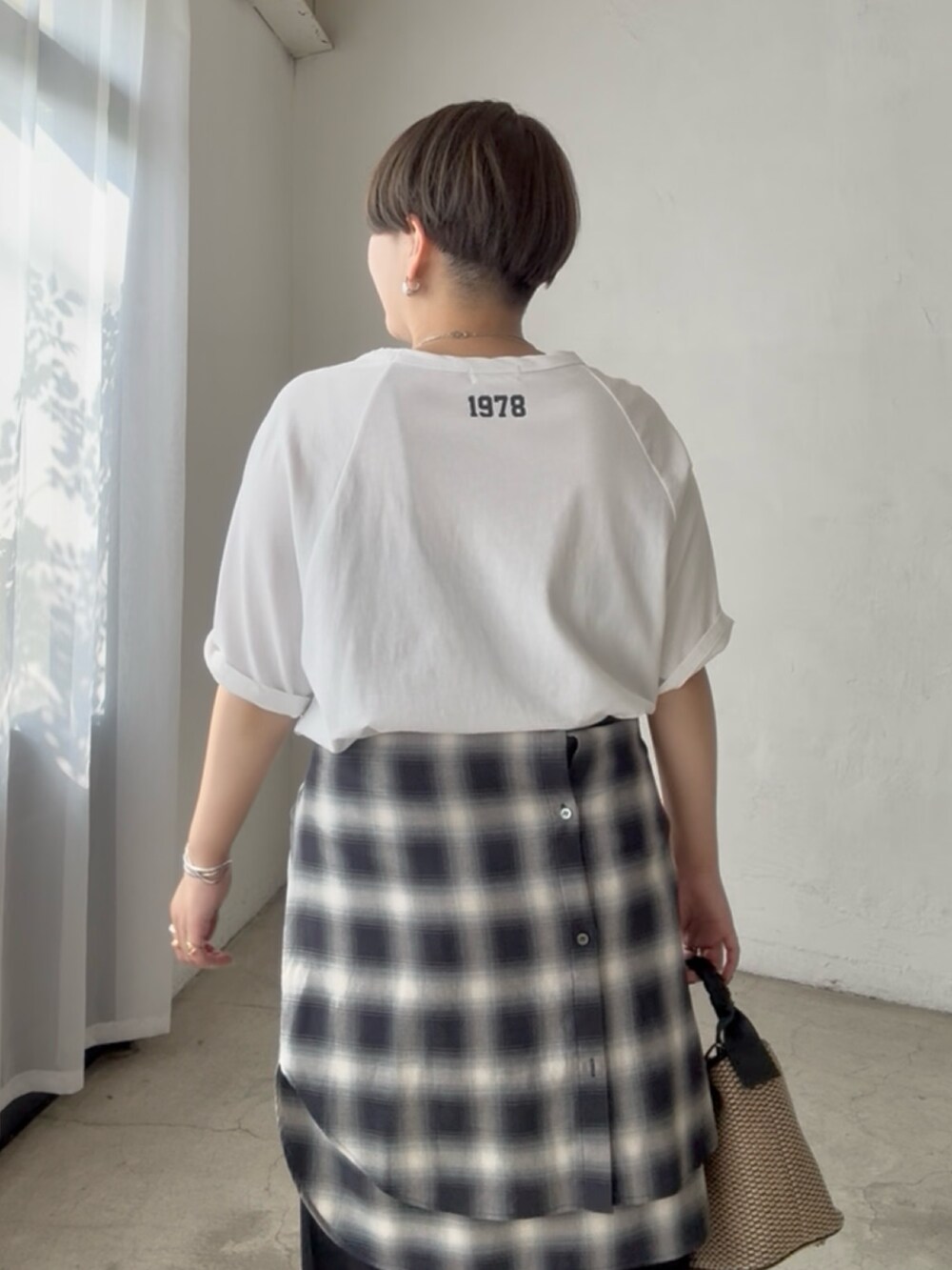 ホワイト系のTシャツ/カットソー、ブラック系のシャツ/ブラウス、ブラック系のスカートを着用したレディースの夏コーディネートの6枚目の写真