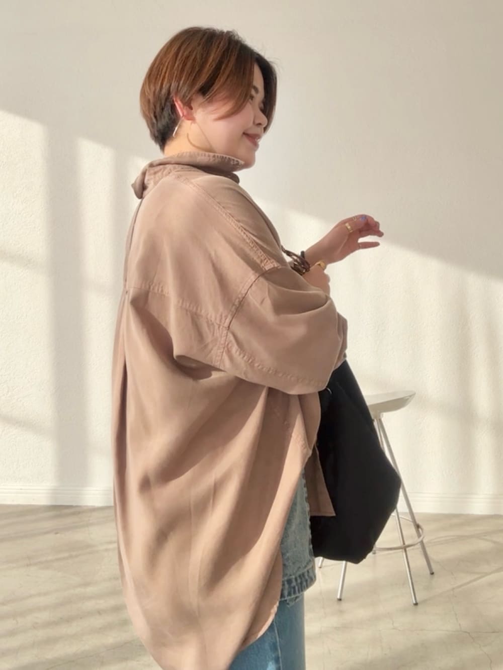 ブラウン系のシャツ/ブラウス、ブルー系のデニムスカート、ブルー系のデニムパンツを着用したレディースの春コーディネートの5枚目の写真