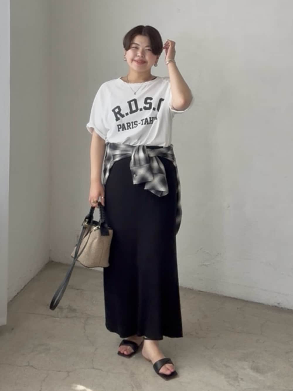 ホワイト系のTシャツ/カットソー、ブラック系のシャツ/ブラウス、ブラック系のスカートを着用したレディースの夏コーディネートの2枚目の写真