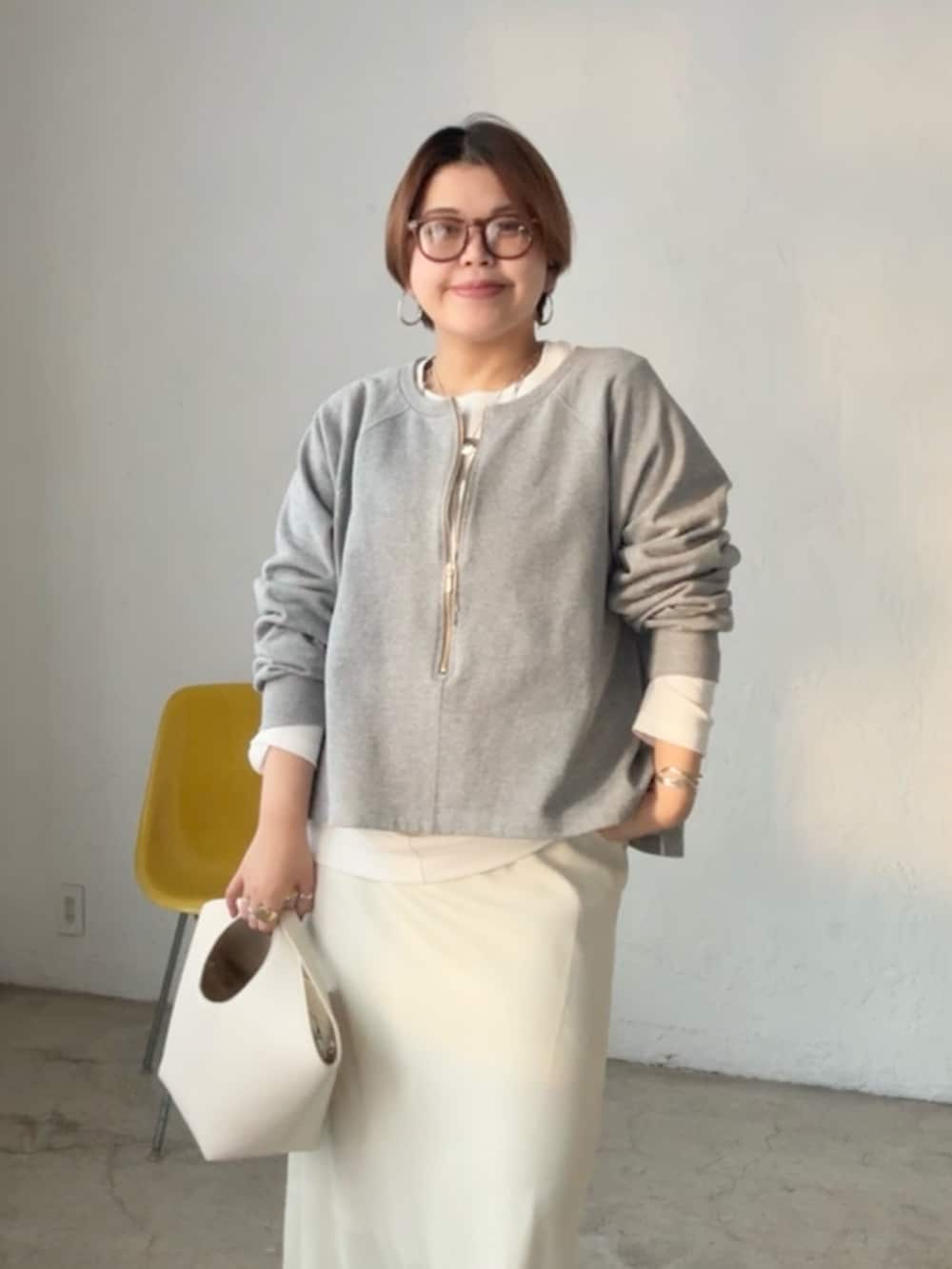 グレー系のスウェット、ホワイト系のTシャツ/カットソー、ホワイト系のスカートを着用したレディースの冬コーディネートの4枚目の写真