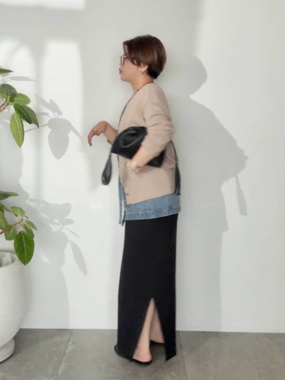 ブラック系のカーディガン/ボレロ、ブルー系のデニムスカート、ブラック系のワンピースを着用したレディースの夏コーディネートの2枚目の写真